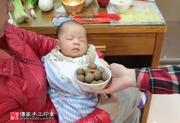 剃胎毛、滿月剃頭、嬰兒剃頭、嬰兒理髮、嬰兒剃髮、嬰兒剃胎毛、嬰兒滿月剃頭、寶寶剃頭、剃胎毛儀式、剃胎毛吉祥話、滿月剃頭儀式、滿月剃頭吉祥話、寶寶剃胎毛、寶寶滿月剃頭理髮、 台北萬華區剃胎毛、台北萬華區滿月剃頭、 台北萬華區嬰兒剃頭剃胎毛、台北萬華區嬰兒理髮、台北萬華區嬰兒剃髮、林寶寶(台北萬華區到府嬰兒寶寶滿月剃頭理髮、免費到府嬰兒剃胎毛儀式吉祥話)。到府剃頭剃胎毛主持、專業拍照、DVD光碟、證書。★購買「臍帶章、肚臍章、胎毛筆刷印章」贈送：剃頭、收涎、抓周，三選一。2016.01.30 照片7